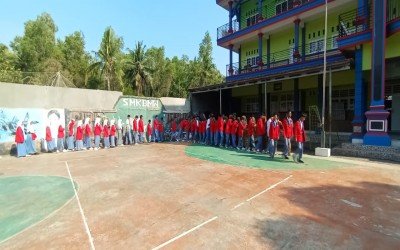 KEGIATAN UPACARA HARI SENIN 29 SEPTEMBER 2025 DENGAN TEMA KESADARAN DAN TAULADAN SISWA DALAM MENEMPUH PEMBELJARAN